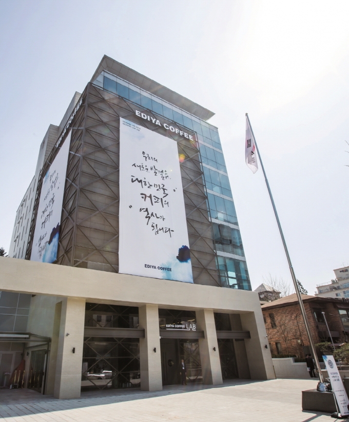 이디야커피는 따뜻한 연말을 위해 사랑의 열매 사회복지공동모금회와 청담종합사회복지관에 1억2000만원 상당의 물품을 후원했다고 31일 밝혔다. 사진은 이디야커피 사옥의 모습. /사진제공=이디야커피