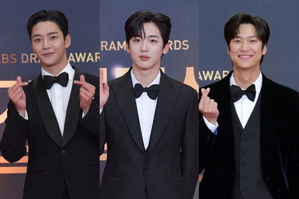배우 로운, 김요한, 나인우가 31일 저녁 서울 여의도 KBS에서 열린 '2021 KBS 연기대상' 레드카펫에 참석해 포즈를 취하고 있다. /사진=KBS 제공