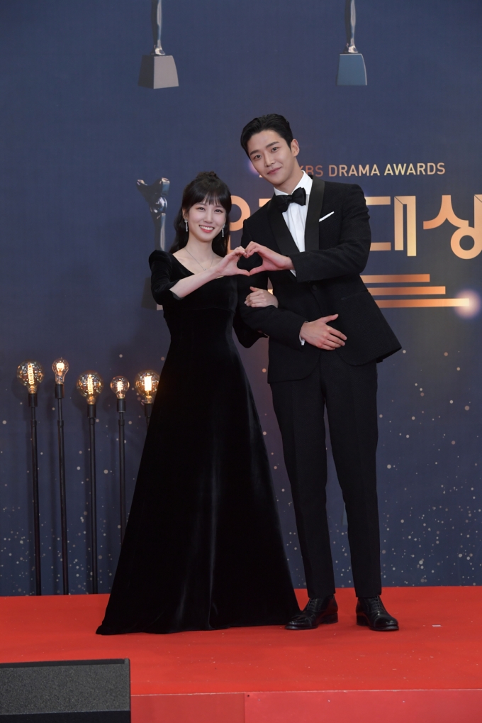 배우 박은빈, 로운이 31일 저녁 서울 여의도 KBS에서 열린 '2021 KBS 연기대상' 레드카펫에 참석했다. /사진=KBS 제공