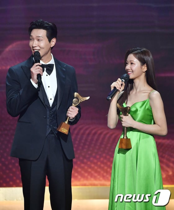 [사진] 지현우-이세희, 베스트 커플상 받은 '신사와 아가씨'