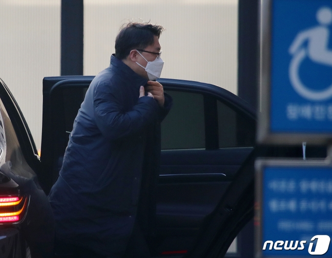김진욱 고위공직자범죄수사처장(공수처장)이 28일 오전 경기 정부과천청사 공수처로 출근하고 있다. 2021.12.28/뉴스1 © News1 김진환 기자