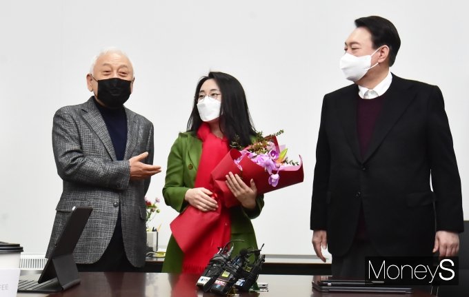 신지예 새시대준비위원회 수석부위원장이 3일 수석부위원장 자리에서 사퇴했다. 사진은 지난해 12월20일 신지예(가운데) 수석부위원장 영입인사 환영식. /사진=임한별 기자