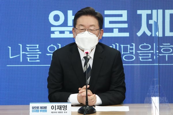 이재명 더불어민주당 대선 후보 측이 탈모약 건강보험 적용 공약을 검토하는 것으로 알려지면서 온라인 커뮤니티에 뜨거운 반응이 올라오고 있다. 사진은 4일 서울 여의도 중앙당사에서 열린 후원회 출범식에서 인사말을 하는 이 후보. /사진=임한별 기자 