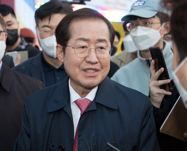 홍준표 국민의힘 의원이 중앙선대위를 향해 침몰하는 배 구멍 막을 생각이 없다며 비판했다. 사진은 지난해 11월 서울 홍대거리를 방문한 홍 의원. /사진=뉴스1 