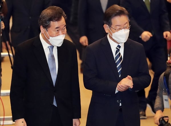 이재명 더불어민주당 대선후보(오른쪽)와 이낙연 전 대표가 5일 광주 서구 김대중컨벤션센터에서 열린 '국가비전·국민통합위원회 첫번째 비전회의'에 참석했다. /사진=뉴스1 