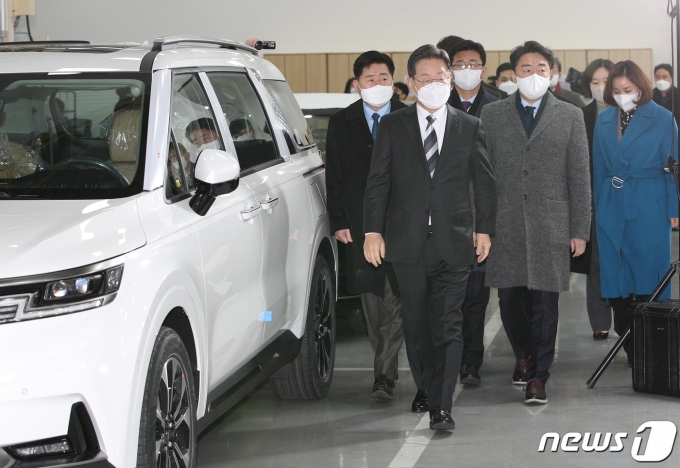 이재명 더불어민주당 대선후보가 4일 오전 경기도 광명 기아 소하리 공장을 방문해 새해 기자회견을 하기 위해 이동하고 있다. 2022.1.4/뉴스1 © News1 국회사진취재단
