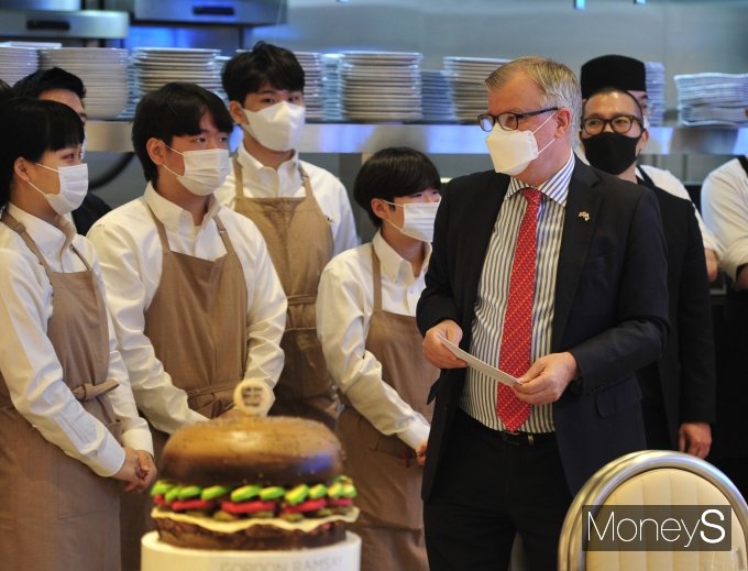 [머니S포토] 주한영국대사 '고든램지버거 오픈 축하합니다'