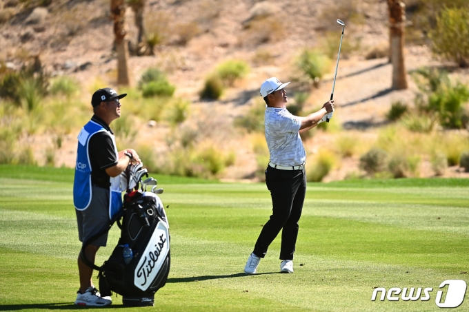 임성재가 15일(한국시간) 미국 네바다주 라스베이거스 서밋 클럽에서 열린 'PGA) 투어 더 CJ컵' 1라운드에서 아이언 샷을 하고 있다. (게티이미지 for 더 CJ컵) 2021.10.15/뉴스1