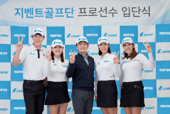 지벤트(ZIVENT)골프단이 KPGA·KLPGA 프로 4명을 추가로 영입했다. 왼쪽부터 정재현 프로, 조혜림 프로, 지벤트 김성진 단장, 최민경 프로, 박단유 프로./사진=지벤트골프단
