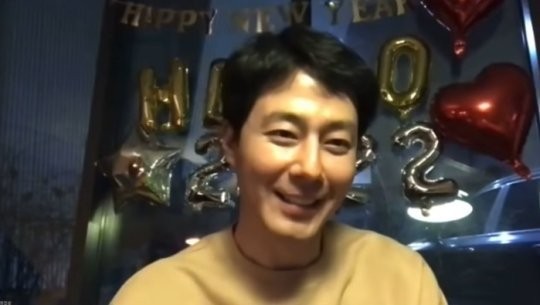 배우 조인성이 유튜브 채널을 통해 깜짝 근황을 전했다. /사진=법륜스님 유튜브 캡처