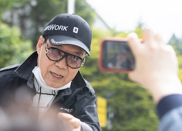 가수 조영남이 한양대학교 자퇴 이유를 밝혔다. 사진은 지난해 5월 서울 서초구 서울중앙지법에서 열린 '그림 대작' 추가 기소 사건 항소심 선고공판을 마친 뒤의 조영남. /사진=뉴스1