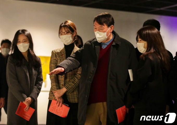 청년작가 특별전을 관람하는 윤석열 국민의힘 대선 후보© 뉴스1