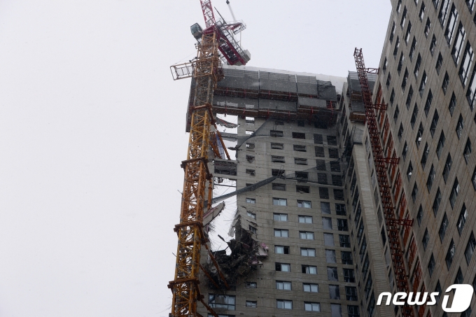 HDC현대산업개발이 시공을 맡은 ‘광주 화정 아이파크’ 건물 붕괴 사고와 관련해 건물 해체시 대형사고로 번질 수 있다는 건설업계 관계자들의 우려가 나오고 있다./사진=뉴스1