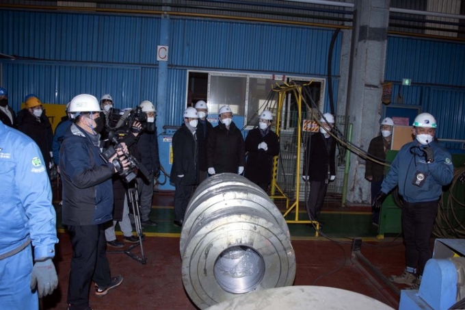 ㈜DHMC는 산업통상자원부와 한국에너지기술평가원이 지원하는 '메가와트(MW)급 부유식 해상풍력 탈착형 계류 시스템 개발사업' 주관사로 선정됐다. 사진은 영암 대불산단 DHMC에서 계류시스템 필수기계 가공과정을 설명하고 있다./DHMC