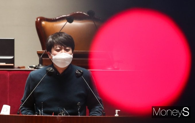 이준석 국민의힘 대표가 13일 여성가족부 폐지를 다시 언급했다. 사진은 이 대표가 지난 6일 의원총회에 참석한 모습. /사진=장동규 기자