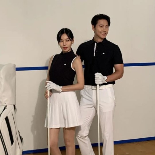 김소연은 15일 인스타그램에 한 의류 브랜드 화보 촬영장에서 남편 이상우와 함께 찍힌 사진을 공개했다. /사진=김소연 인스타그램