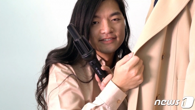 7년째 머리를 기르는 장발 남성 정선일씨(35)가 출연한 한 중소기업의 헤어스타일러 상품 광고. © 뉴스1(정선일씨 제공)