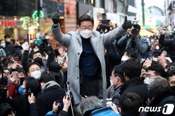 이재명 더불어민주당 대선 후보가 강원도 매타버스(매주 타는 민생버스) 민생투어 첫 날인 15일 강원 춘천시 명동거리를 찾아 즉석 연설을 하며 시민들에게 인사하고 있다. 2022.1.15/뉴스1 © News1 오대일 기자