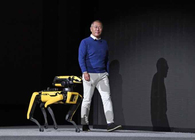 Hyundai Motor Group Chairman Chung Eui-sun is on stage with the robot dog 'Spot' to announce the robotics vision at 'CES2022'. /photo courtesy=Hyundai Motors