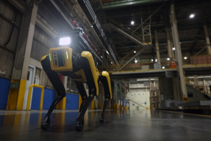 Hyundai Motor Group acquired Boston Dynamics last year, which has the world's best robot technology, and started to target the robot market in earnest. /photo courtesy=Hyundai Motors