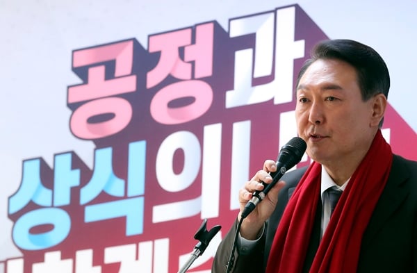 윤석열 국민의힘 대선 후보가 임신성·성인 당뇨 환자에게 연속혈당측정기를 지원하겠다고 밝혔다. 사진은 지난 16일 서울 영등포구 대하빌딩에서 열린 국민의힘 여성지방의원 임명장 수여식에 참석한 윤 후보. /사진=뉴스1