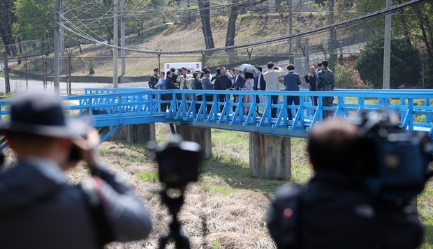 판문점 일반견학이 18일부터 다시 중단된다. 사진은 판문점 공동경비구역(JSA) 견학이 재개된 지난 2019년 5월1일 오전 안보견학을 온 관광객들이 2018년 4월27일 남북정상회담 당시 문재인 대통령과 김정은 북한 국무위원장이 친교산책 후 대화를 나눈 도보다리를 견학하는 모습. /사진=뉴스1