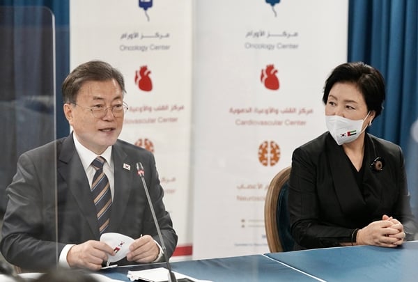 문재인 대통령과 김정숙 여사가 의료진 등을 포함해 1만5000여명에게 설 명절 선물을 보낸다. 사진은 문재인 대통령과 김정숙 여사가 지난 17일(한국시각) 아랍에미리트(UAE) 셰이크칼리파 전문병원(SKSH)을 방문한 모습. /사진=뉴시스