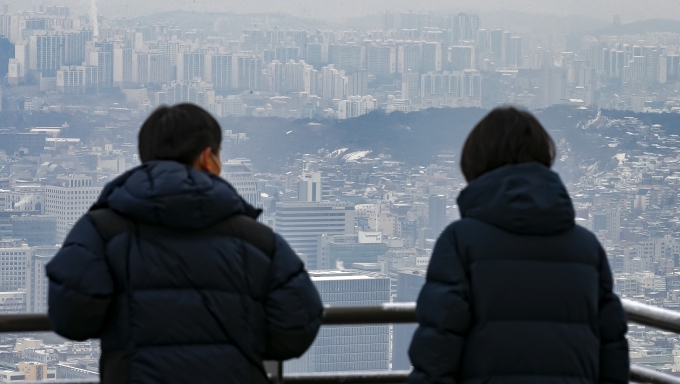 은행권 변동형 주택담보대출(주담대) 금리의 기준이 되는 코픽스(COFIX·자금조달비용지수)가 30개월만에 최고치를 기록했다. 사진은 서울 중구 남산에서 바라본 서울시내 아파트의 모습./사진=뉴스1