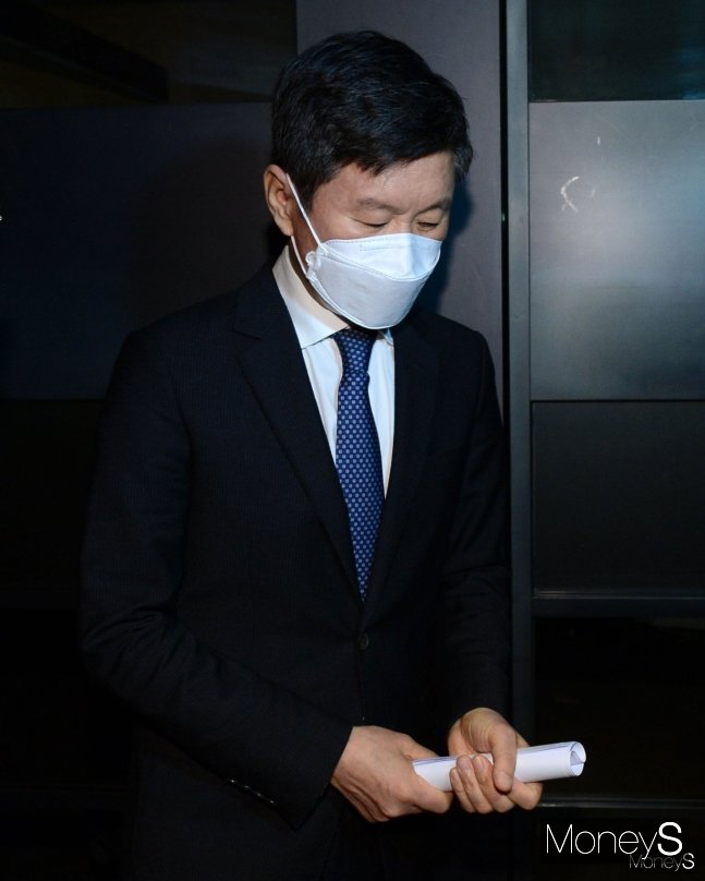 아파트 신축 공사현장에서 붕괴 사고가 발생한 '광주 화정 아이파크' 입주예정자가 계약을 해지할 경우 이미 납부한 계약금·중도금 2억8500만원을 제외하고 위약금과 이자로 받을 수 있는 돈은 약 1억1286만원으로 계산된다. 사진은 사고 발생 일주일째인 지난 17일 정몽규 HDC 회장의 기자회견 후 모습. /사진=장동규 기자
