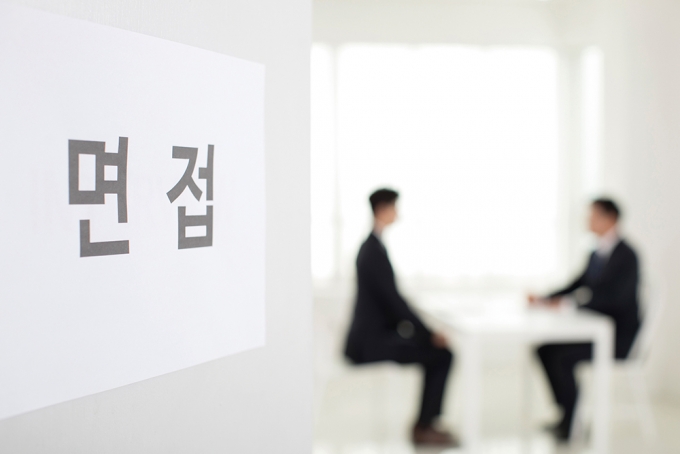 신종 코로나바이러스 감염증(코로나19) 사태 이후 증권업계에서 IT(정보기술) 인력 확보를 위한 움직임이 활발하다. 기존 오프라인 점포의 입지가 좁아지고 마이데이터(본인신용정보관리업), 소수점 주식 거래 등 새로운 비대면 투자 방식이 도입되면서 IT직군에 대한 필요성이 커지고 있기 때문이다./사진=이미지투데이