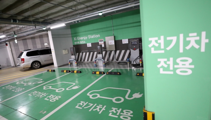 전기차 충전시설 의무설치 아파트 범위가 500세대 이상에서 100세대 이상으로 커졌다. 사진은 서울시내 한 아파트 단지의 전기차 전용 주차장 모습. /사진=뉴시스