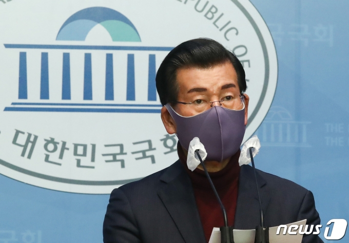 '굿바이 이재명' 저자 장영하 변호사가 18일 오후 국회 소통관에서 더불어민주당 이재명 대선 후보의 욕설 파일 관련 기자회견을 하고 있다. 2022.1.18/뉴스1 © News1 오대일 기자