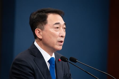 19일 박수현 청와대 국민소통수석(사진)은 YTN라디오 '황보선의 출발새아침'과 인터뷰를 통해 윤석열 국민의힘 대선 후보 부인 김건희씨 통화 녹취 내용과 관련해 '관심 없다'고 밝혔다. /사진=뉴스1