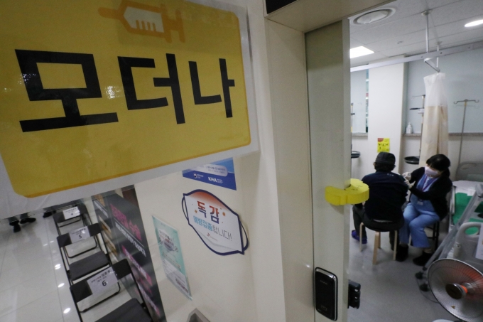 정부가 신종 코로나바이러스 감염증(코로나19) 백신 접종 후 1500명 이상이 사망했다는 시민단체의 주장을 "가짜뉴스"라며 일축했다. 지난달 27일 오후 서울 은평구 청구성심병원에서 한 시민이 코로나19 백신 3차접종을 하고 있다./사진=뉴스1