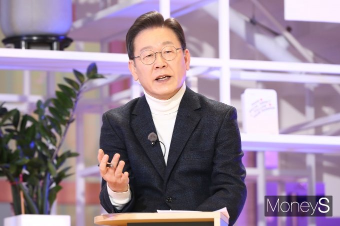 [머니S포토] 짐 로저스와 대담하는 이재명 후보