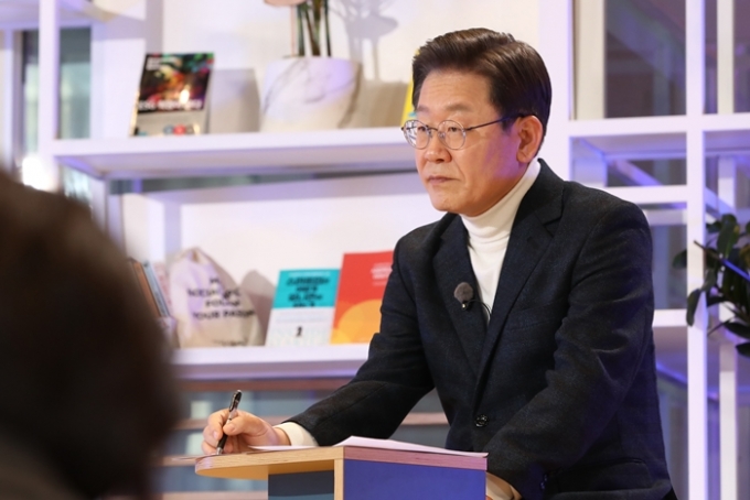지난 20일 이재명 더불어민주당 대선 후보가 방탄소년단(BTS)의 병역 문제와 관련해 신중론을 밝혔다. 사진은 이 후보가 같은날 서울 성동구 KT&G상상플래닛 커넥트홀에서 '대전환의 시대, 세계 5강으로 가는 길'을 주제로 투자가 짐 로저스와 비대면 대담을 진행하는 모습. /사진=뉴스1