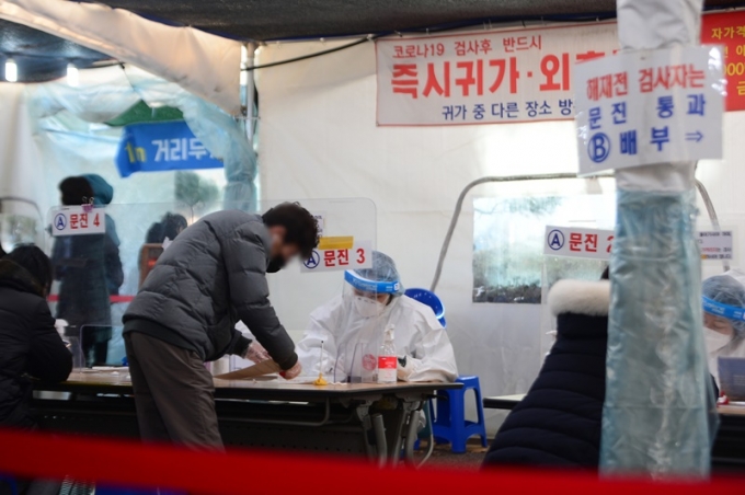신종 코로나바이러스 감염증(코로나19) 일일 신규 확진자가 21일 0시 기준 6769명을 기록했다. 사진은 20일 광주 광산구보건소 선별진료소. /사진=뉴스1