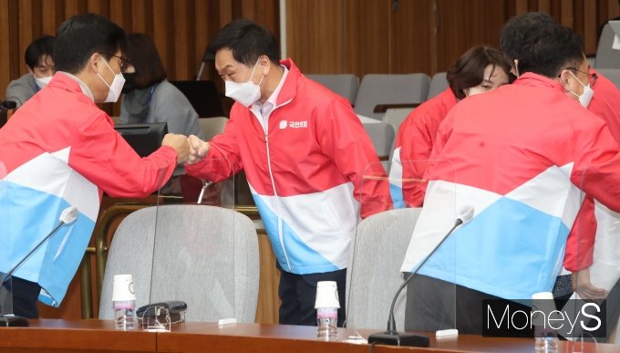 [머니S포토] 참석 의원들과 인사하는 김기현 원내대표