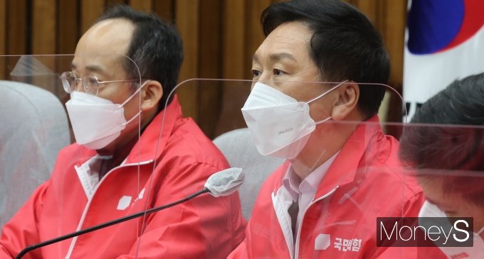 [머니S포토] 원내대책회의에서 발언하는 김기현 원내대표