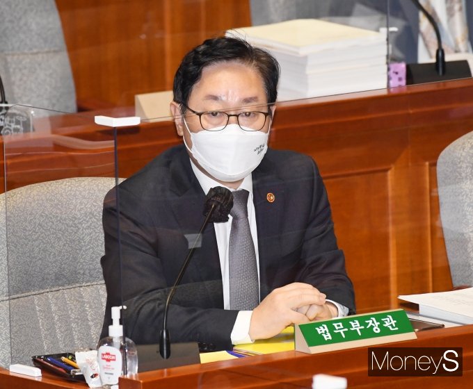 21일 법무부에 따르면 박범계 법무부장관이 검찰의 반발을 샀던 '중대재해 분야 외부 인사 검사장 공모'를 중단하기로 했다. 사진은 박 장관이 지난해 11월 국회 예산결산특별위원회 전체회의 비경제부처질의에 출석한 모습. /사진=장동규 기자