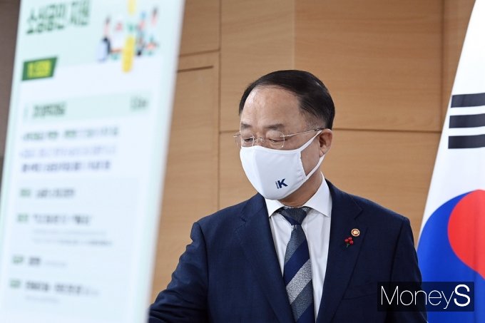 [머니S포토] 2022 추경안 발표 관련 브리핑룸 들어서는 '홍남기'