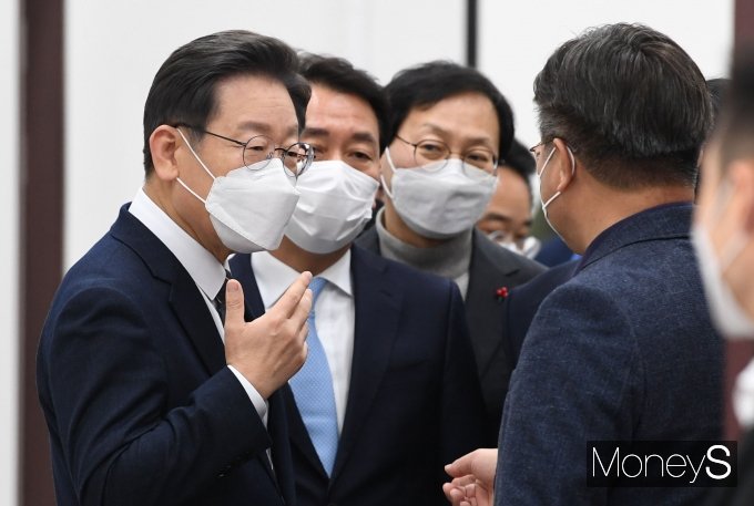 [머니S포토] 긴급점검회의 참석하며 대화하는 이재명·윤호중