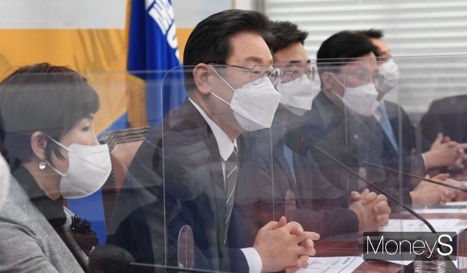 [머니S포토] 코로나19 위기대응특위 긴급점검회의, 발언하는 이재명