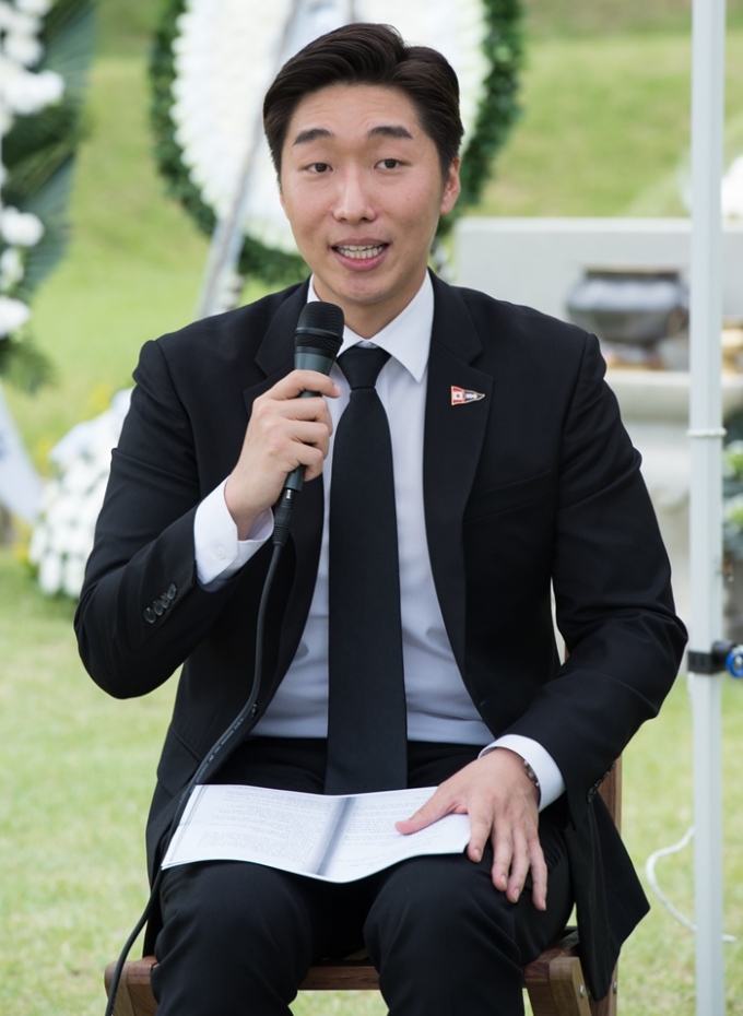 이재명 더불어민주당 대선 후보가 백범 김구 선생 증손자인 김용만씨를 포함한 2030 세대 5인을 국가 인재로 영입한다. 사진은 백범 김구 선생 서거 98주기인 지난 2017년 서울 용산구 효창공원 김구 묘소에서 열린 '백범일지 낭독회'에서 김용만씨가 인사말하는 모습. /사진=뉴시스