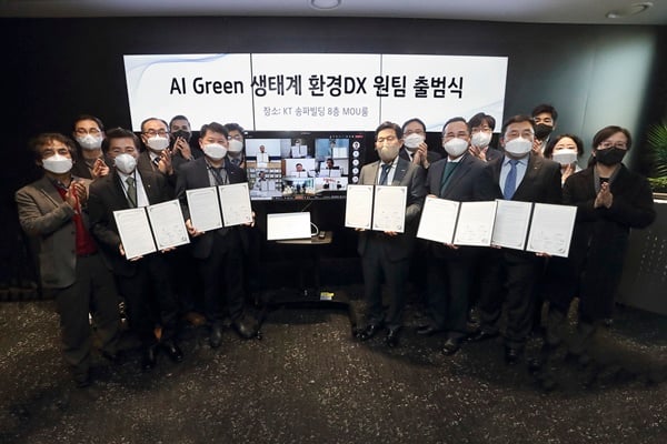  AI Green 생태계 환경DX 원팀 출범식에 온∙오프라인으로 참석한 주요 관계자 기념 사진 모습 (앞줄 왼쪽부터) 김학겸 한국리모델링협회장, 안흥국 한샘 리하우스사업본부장, 이상락 KOTITI원장, 정상기 한국실내환경협회장, 송재호 KT AI/DX융합사업부문장 사진/KT