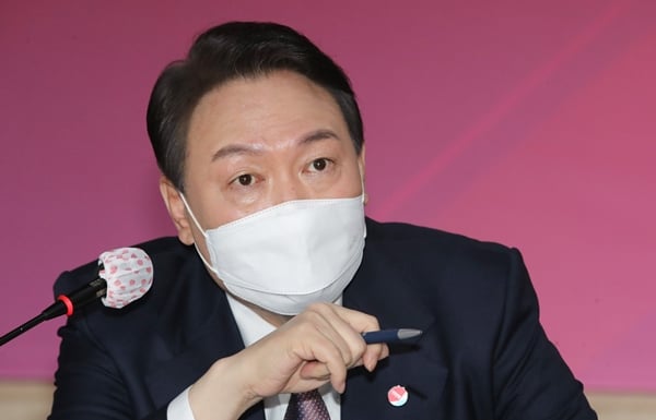 21일 윤석열 국민의힘 대선 후보가 1박2일 일정으로 충청을 방문해 정권교체를 강조했다. 사진은 21일 대전에서 답변하는 윤 후보. /사진=뉴스1