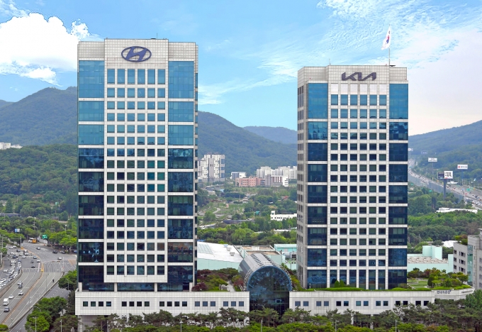 사내문화 개선을 요구하는 목소리가 높아지자 현대자동차와 기아는 조직문화 조사에 나선다는 계획이다.서울 양재동 현대차그룹 사옥. /사진=현대차