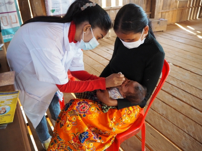 코이카의 캄보디아 동북부 소외지역 모자보건 프로그램 일환으로 라타나끼리(Ratanakiri) 지역 내 보건소 조산사가 ‘찾아가는 서비스’를 통해 영유아의 구강백신(OPV) 예방접종을 하는 모습. /사진=코이카