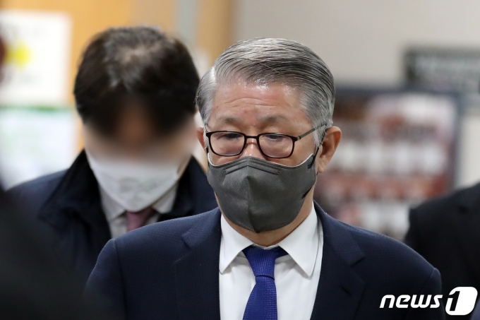 '2235억 횡령·배임 혐의'를 받는 최신원 전 SK네트웍스 회장이 16일 오전 서울 서초구 서울중앙지방법원에서 열린 특정경제범죄가중처벌 등에 관한 법률 위반 공판에 출석하고 있다. 2021.12.16/뉴스1 © News1 황기선 기자