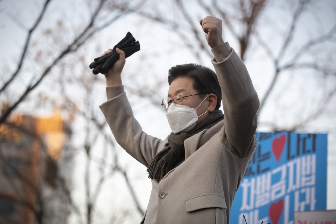 이재명 더불어민주당 대선 후보는 23일 311만호 주택 공급을 골자로 하는 부동산 공약을 발표했다. 사진은 이재명 더불어민주당 대선 후보가 서울 마포구 연남동 거리를 방문해 시민들에게 인사하고 있는 모습. /사진=뉴시스